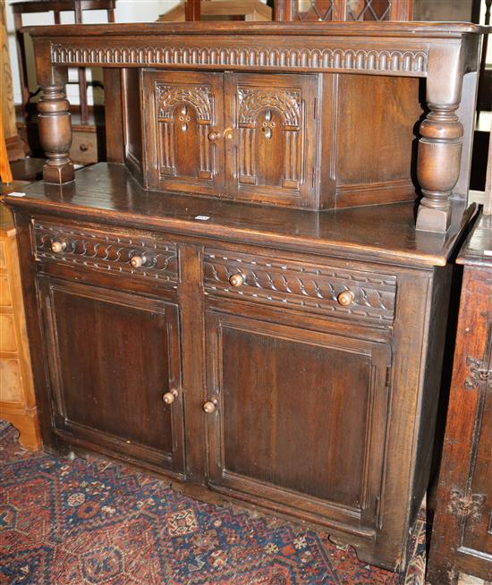 Oak court cupboard(-)